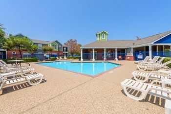 Sparkling swimming pool with free wi-fi